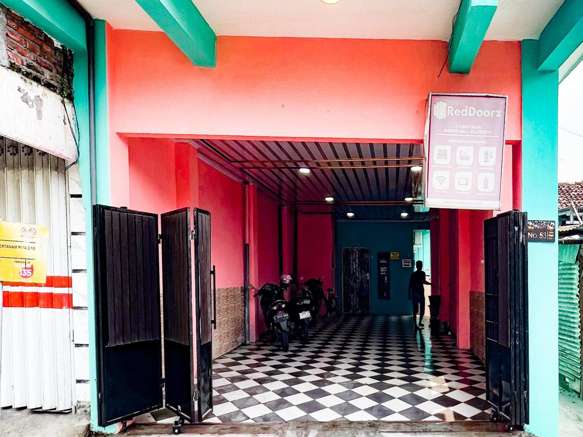 Reddoorz Near Sunrise Mall Mojokerto Exteriér fotografie
